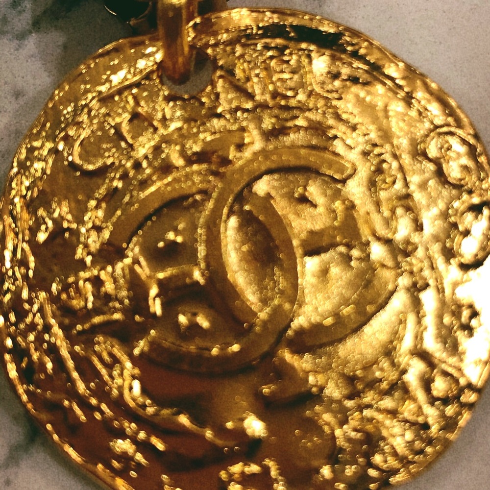 Sold! Gorgeous Vintage Chanel coin earrings - Picture 5 of 7